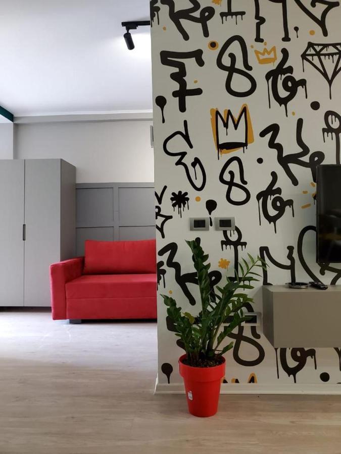 Helga'S Deluxe 3 Apartment Тирана Экстерьер фото
