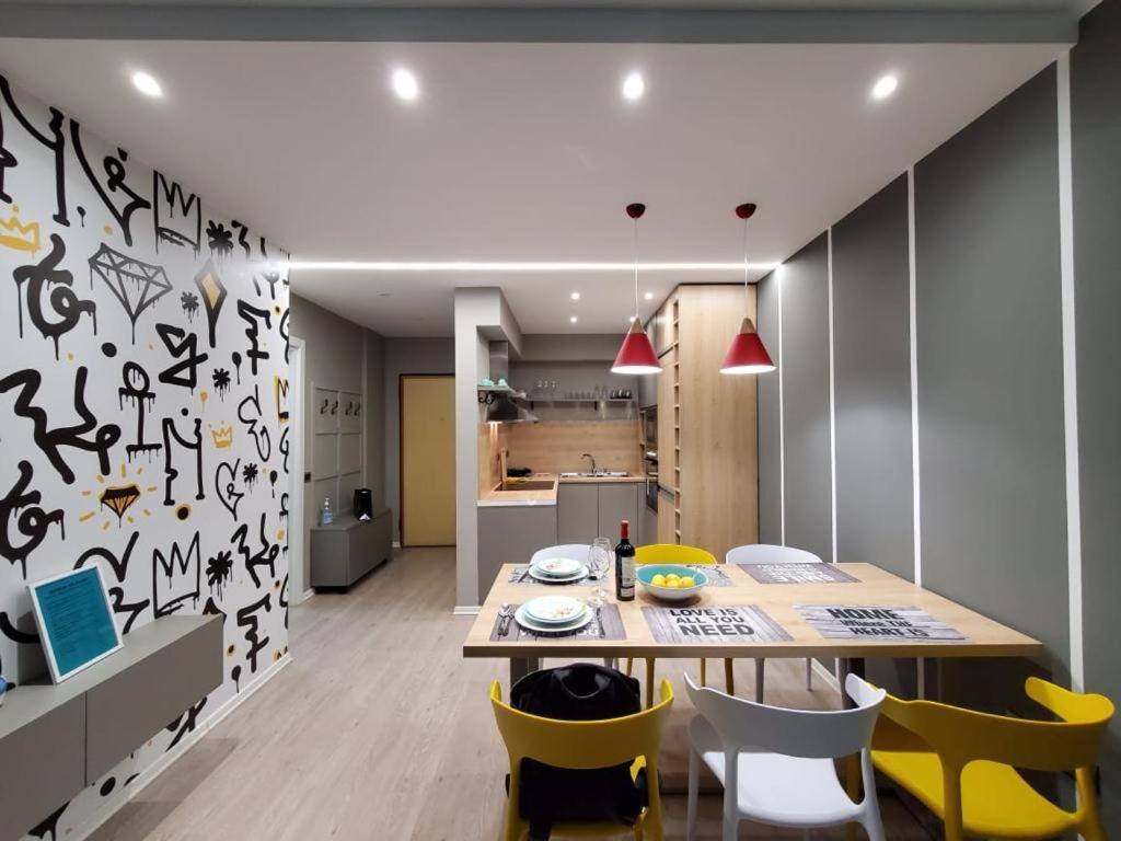 Helga'S Deluxe 3 Apartment Тирана Экстерьер фото