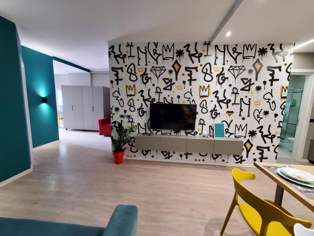 Helga'S Deluxe 3 Apartment Тирана Экстерьер фото