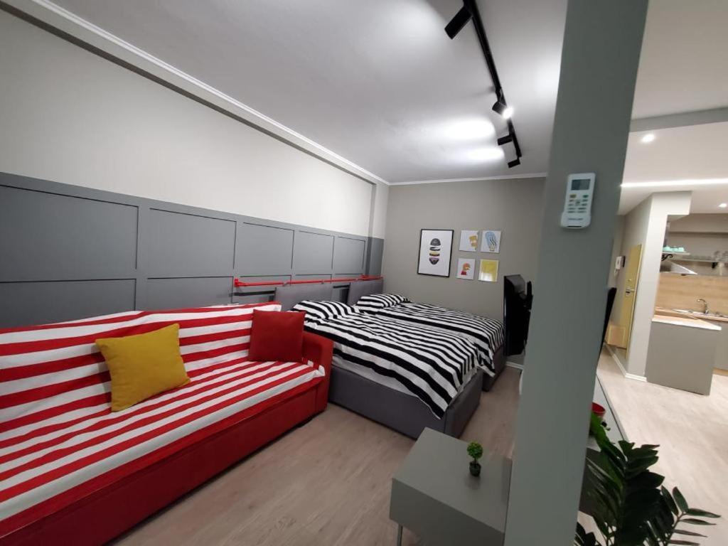 Helga'S Deluxe 3 Apartment Тирана Экстерьер фото